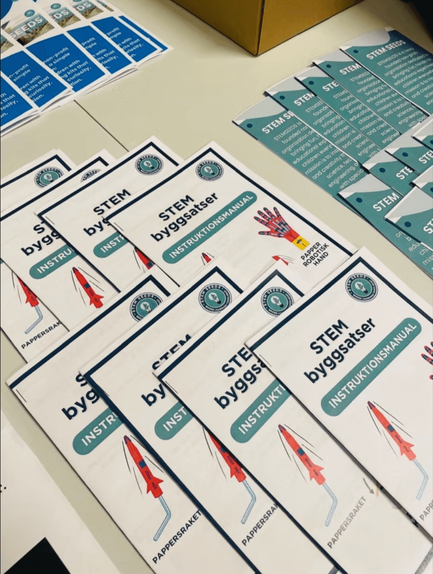 Swedish-language STEM byggsatser manuals for the paper rocket and robotic hand